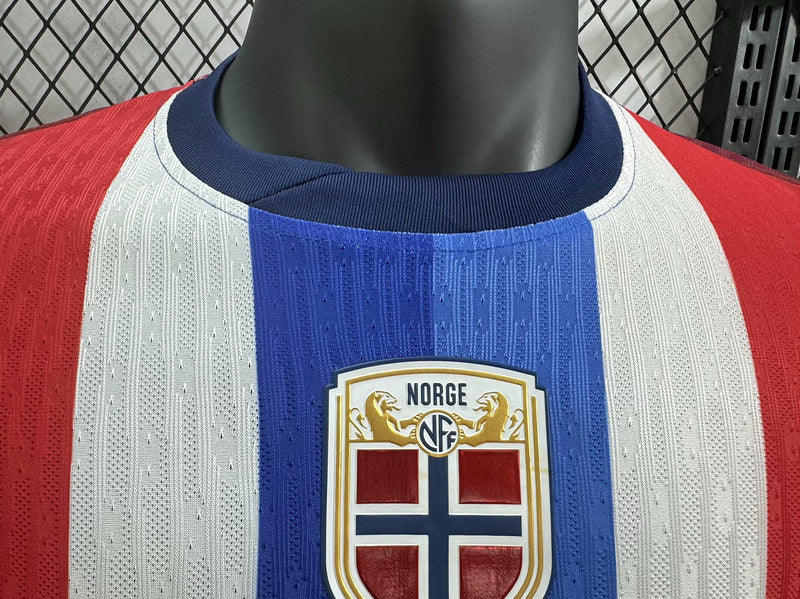 CAMISOLA NORUEGA I 24/25 HOMEM (VERSÃO JOGADOR) – MODELO PROFISSIONAL INSPIRADO NA BANDEIRA