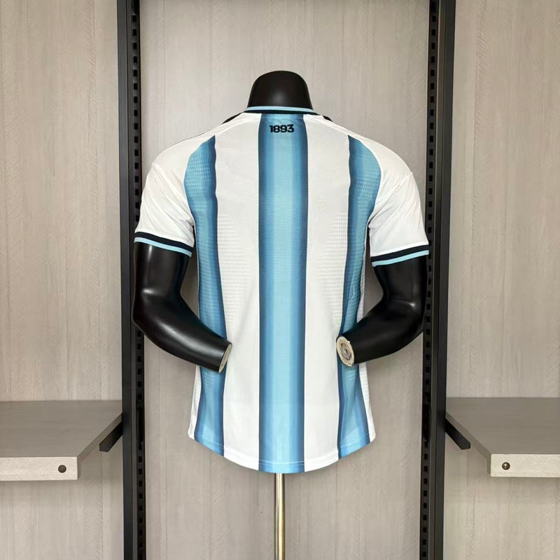 CAMISOLA ARGENTINA PRINCIPAL 26/27 COPA DO MUNDO 2026 COM PATCH - HOMEM (VERSÃO JOGADOR)