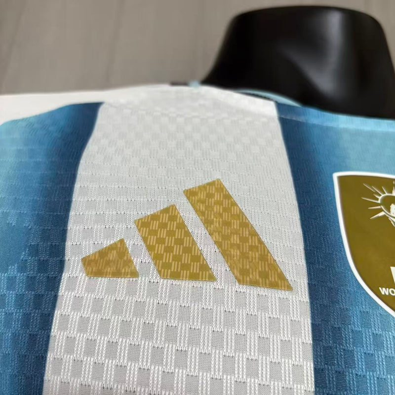 CAMISOLA ARGENTINA PRINCIPAL 26/27 COPA DO MUNDO 2026 COM PATCH - HOMEM (VERSÃO JOGADOR)