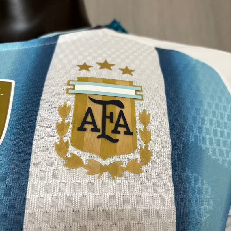 CAMISOLA ARGENTINA PRINCIPAL 26/27 COPA DO MUNDO 2026 COM PATCH - HOMEM (VERSÃO JOGADOR)