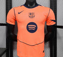 CAMISOLA BARCELONA III 2526 VERSÃO JOGADOR – EDIÇÃO TOTAL 90