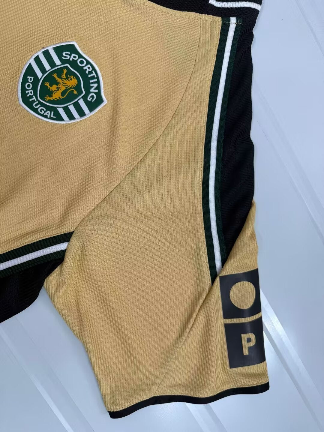 CAMISOLA SPORTING CP ALTERNATIVA II 03/04 – RETRO MASCULINA DOURADA REEBOK