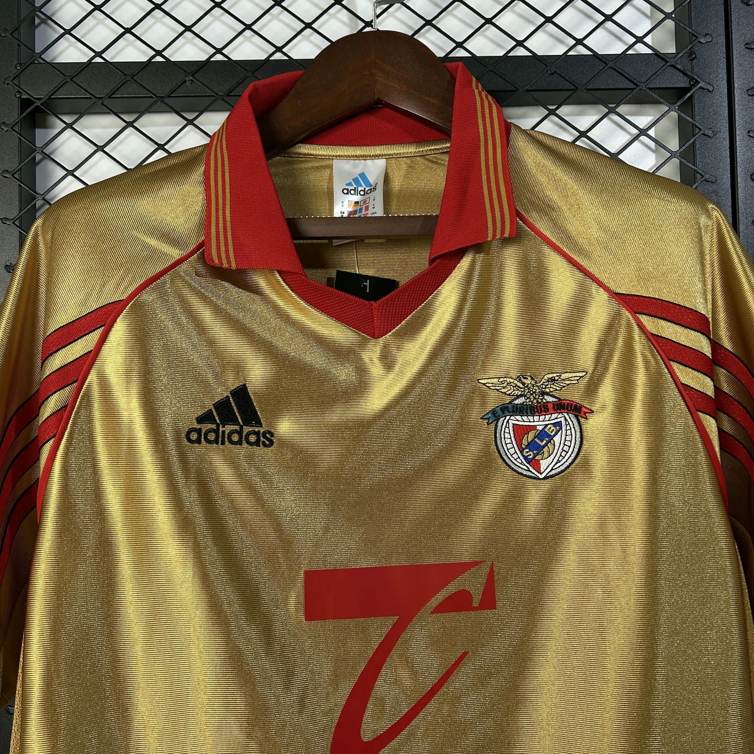 Camisola SL Benfica Alternativa 98/99 Retro Dourada – Homem  Clássico