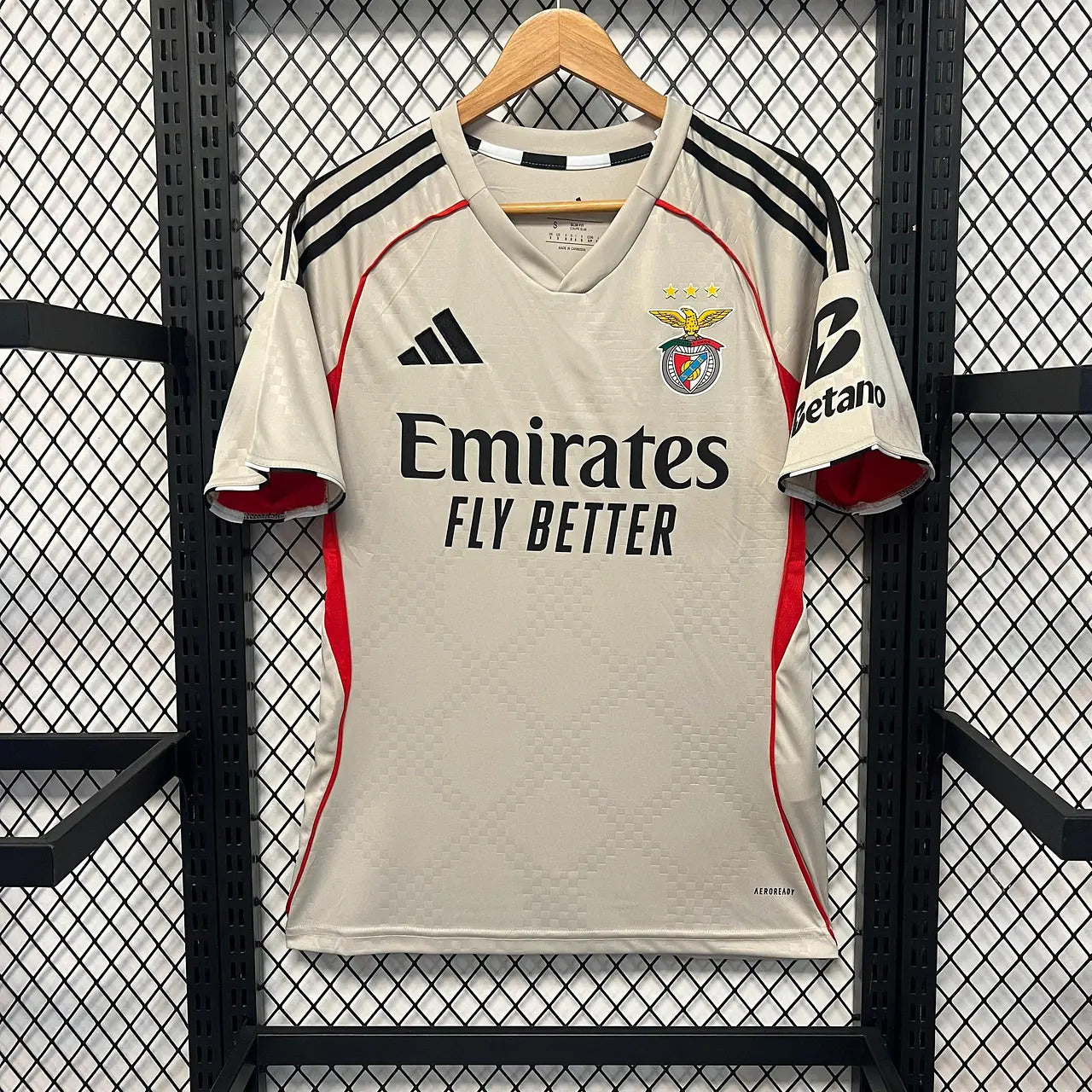 Camisola SL Benfica Alternativa Bege 25/26 – Homem  Equipamento Secundário