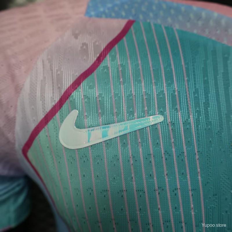 CAMISOLA BARCELONA AZUL/ROSA EDIÇÃO ESPECIAL NIKE 25/26 (VERSÃO JOGADOR)